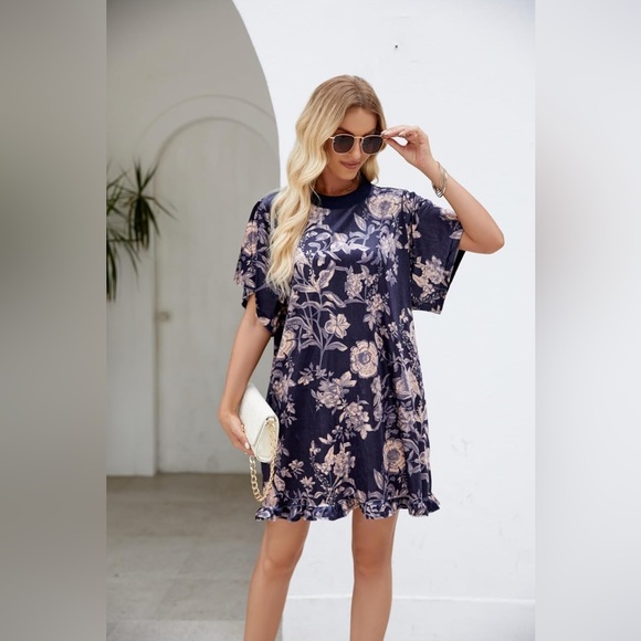 Dresses & Skirts - New women’s velvet floral mini dress size M